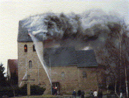 Feuerwehr löscht einen Brand an der alten Kirche