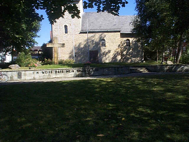 Alte Kirche mit Gedenkstätte